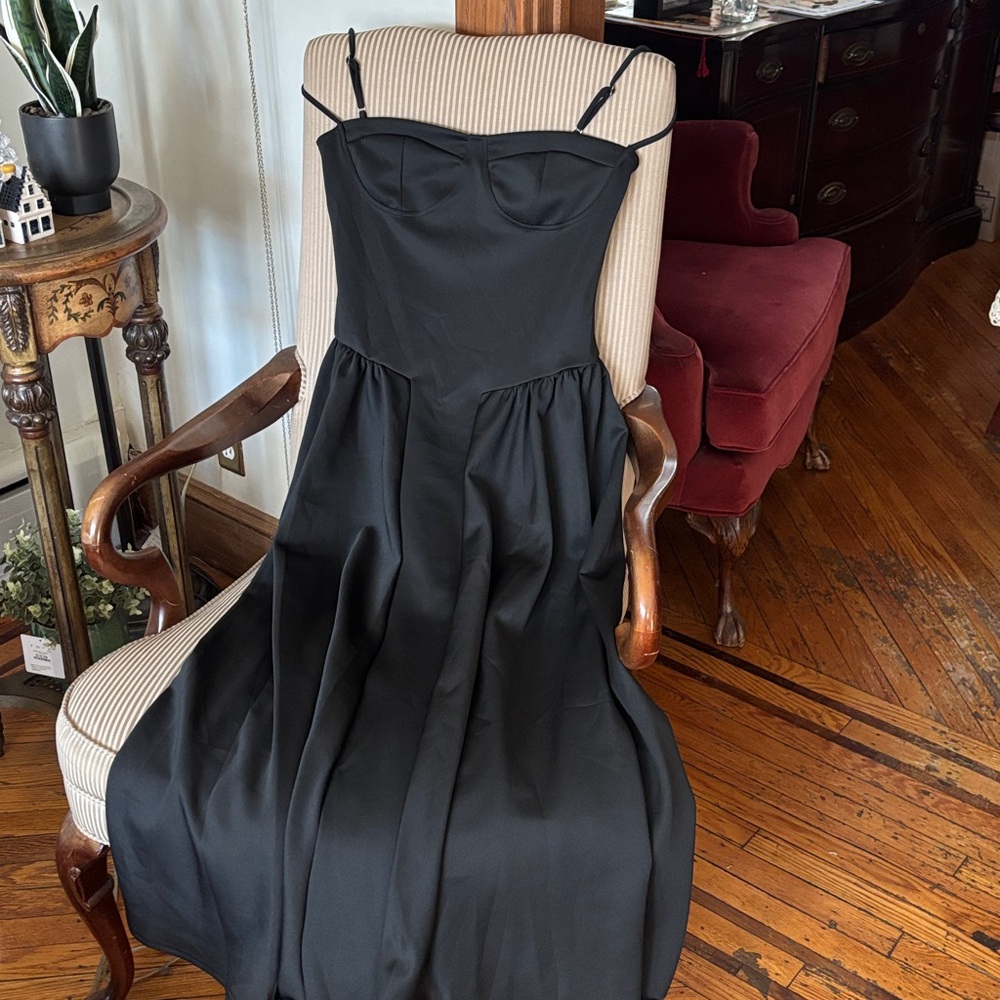 Elegant Black Corset style Midi Dress
XS - Picture 9 of 12